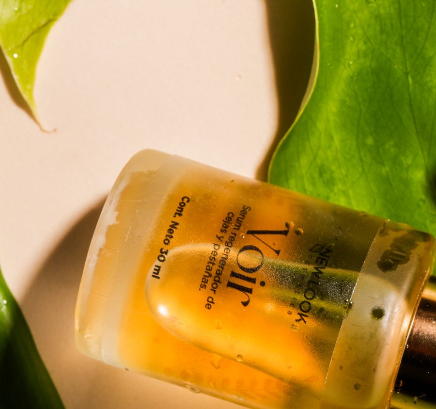Hoja de monstera con el serum Voir